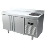 https://donbar.es/wp-content/uploads/2019/05/Mesa-Refrigerada-de-Acero-Inoxidable-con-Fregadero-2-Puertas-de-Cristal-2-Estantes-250-Litros-Gama-600-1468x600x850h-mm-BMPPF-1500-II-Infrico.jpg