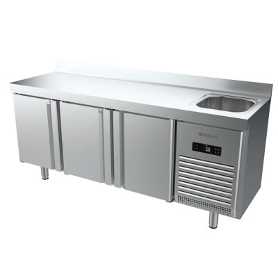 https://donbar.es/wp-content/uploads/2019/05/Mesa-Refrigerada-de-Acero-Inoxidable-con-Fregadero-3-Puertas-Opacas-3-Estantes-385-Litros-Gama-600-1960x600x85h-mm-BMPP-2000-II-Infrico.jpg