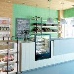 Vitrina Expositora Refrigerada para Pastelería Cristal Recto 2 Puertas Correderas 3 Estantes 710X535X900h mm Gama TOWER TW Sayl - Imagen 3