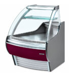 https://donbar.es/wp-content/uploads/2024/09/Vitrina-Expositora-Refrigerada-Angulo-45o-Carniceria-y-Charcuteria-con-Reserva-Cristal-Curvo-Frio-Ventilado-1-Estante-Gama-Barcelona-1108x1150x1290h-mm-VBC-45-AA-RU-INFRICO.jpg