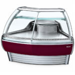 https://donbar.es/wp-content/uploads/2024/09/Vitrina-Expositora-Refrigerada-Angulo-90o-Carniceria-y-Charcuteria-con-Reserva-Cristal-Curvo-Frio-Ventilado-1-Estante-Gama-Barcelona-1326x1150x1290h-mm-VBC-90-AA-RU-INFRICO.jpg