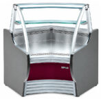 https://donbar.es/wp-content/uploads/2024/09/Vitrina-Expositora-Refrigerada-Angulo-90o-Carniceria-y-Charcuteria-con-Reserva-Cristal-Curvo-Frio-Ventilado-1-Estante-Gama-Barcelona-1470x1150x1290h-mm-VBC-45-AC-RU-INFRICO.jpg