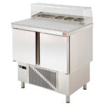 https://donbar.es/wp-content/uploads/2024/10/Mesa-Refrigerada-Acero-Inoxidable-con-Encimera-de-Granito-para-Ingredientes-2-Puertas-5-cubetas-GN-1-6-Gama-Cordoba-910x700x895h-mm-MRPGC-100E-Clima-Hosteleriax.jpg