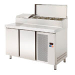 https://donbar.es/wp-content/uploads/2024/10/Mesa-Refrigerada-Acero-Inoxidable-para-Ingredientes-2-Puertas-Gama-Cordoba-1350x708x850h-mm-MRP-135E-Clima-Hosteleria.cjpg_.jpg
