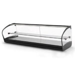 https://donbar.es/wp-content/uploads/2025/04/Vitrina-Expositora-Neutra-para-Tapas-Cuba-Plana-1-Estante-Cristal-Curvo-Sobremesa-Gama-SHARK-840x395x340h-mm-NK24L-Sayl.jpg