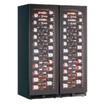 https://donbar.es/wp-content/uploads/2025/05/Armario-Refrigerado-para-Vinos-2-Puertas-de-Cristal-868-Litros-256-Botellas-22-Estantes-1210x690x1800h-mm-KW355-Horekus.jpg