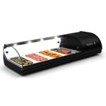 https://donbar.es/wp-content/uploads/2025/05/Vitrina-Expositora-Refrigerada-para-Tapas-4-Bandejas-GN-1-3x40-Cristal-Curvo-Sobremesa-Gama-CLLASSIC-1085x395x245h-mm-V4N-ddSayl.jpg