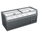 https://donbar.es/wp-content/uploads/2025/07/Isla-Mixta-Refrigeracion-y-Congelacion-2-Puertas-de-Cristal-745-Litros-1850x850x870h-mm-KMANHATTAN-18-Horekus.jpg