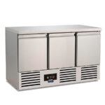 https://donbar.es/wp-content/uploads/2025/07/Mesa-Refrigerada-Acero-Inoxidable-2-Puertas-Opacas-257-Litros-3-Estantes-900x700x870h-mm-KSF-901-Horekusccc.jpg