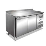 https://donbar.es/wp-content/uploads/2025/07/Mesa-Refrigerada-Acero-Inoxidable-2-Puertas-Opacas-282-Litros-1360x700x960h-mm-KBJ14-70-Horekussss.jpg