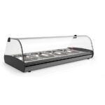https://donbar.es/wp-content/uploads/2025/07/Vitrina-Expositora-Caliente-Bano-Maria-para-Tapas-4-Bandejas-GN-1-3x40-Cristal-Curvo-Sobremesa-840x395x245h-mm-C4SA-Horekus.jpg