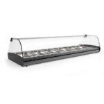 https://donbar.es/wp-content/uploads/2025/07/Vitrina-Expositora-Caliente-Bano-Maria-para-Tapas-6-Bandejas-GN-1-3x40-Cristal-Curvo-Sobremesa-1190x395x245h-mm-C6SA-Horekus.jpg