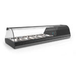 https://donbar.es/wp-content/uploads/2025/07/Vitrina-Expositora-Refrigerada-para-Tapas-4-Bandejas-GN-1-3x40-Cristal-Curvo-Sobremesa-1085x395x245h-mm-V4SA-Horekus.Cjpg_.jpg