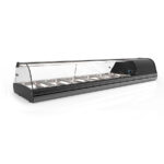 https://donbar.es/wp-content/uploads/2025/07/Vitrina-Expositora-Refrigerada-para-Tapas-6-Bandejas-GN-1-3x40-Cristal-Curvo-Sobremesa-1438x395x245h-mm-V6SA-Horekus.jpg