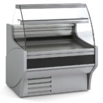 https://donbar.es/wp-content/uploads/2025/11/Vitrina-Expositora-Refrigerada-con-Reserva-para-Carniceria-y-Charcuteria-Cristal-Curvo-Evaporador-Estatico-Serie-VESPER-VE-9-C-1025x940x1235h-mm-VE-9-10-C-Docriluc.jpg