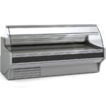 https://donbar.es/wp-content/uploads/2025/11/Vitrina-Expositora-Refrigerada-con-Reserva-para-Carniceria-y-Charcuteria-Cristal-Curvo-Evaporador-Estatico-Serie-VESPER-VE-9-C-2465x940x1235h-mm-VE-9-25-C-Docriluc.jpg