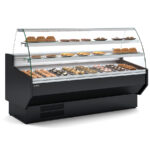 https://donbar.es/wp-content/uploads/2025/11/Vitrina-Expositora-Refrigerada-para-Carniceria-y-Charcuteria-con-Reserva-Cristal-Curvo-Evaporador-Estatico-Serie-NERIA-VEPD-9-C-1985x940x1305h-mm-VEPD-9-20-C-Docriluc.jpg