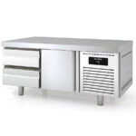 https://donbar.es/wp-content/uploads/2025/12/Mesa-Refrigerada-Acero-Inoxidable-1-Puerta-Opaca-1-Estante-2-Cajones-245-Litros-Serie-LUMINIS-1345x700x600h-mm-MKRC-135-Docriluc.jpg
