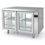 https://donbar.es/wp-content/uploads/2025/12/Mesa-Refrigerada-Acero-Inoxidable-2-Puertas-de-Cristal-2-Estantes-362-Litros-Serie-ILUMIA-1495x800x850h-mm-MPRV-150-DocrilucF.jpg