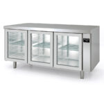 https://donbar.es/wp-content/uploads/2025/12/Mesa-Refrigerada-Acero-Inoxidable-3-Puertas-de-Cristal-3-Estantes-562-Litros-Serie-ILUMIA-2020x800x850h-mm-MPRV-200-Docriluc.jpg