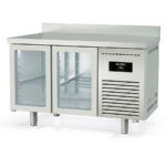 https://donbar.es/wp-content/uploads/2025/12/Mesa-Refrigerada-Acero-Inoxidable-GN-1-1-2-Puertas-de-Cristal-2-Estantes-255-Litros-Serie-CLARION-1345x700x850h-mm-MGRV-135-Docriluccs.jpg