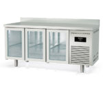 https://donbar.es/wp-content/uploads/2025/12/Mesa-Refrigerada-Acero-Inoxidable-GN-1-1-3-Puertas-de-Cristal-3-Estantes-399-Litros-Serie-CLARION-1795x700x850h-mm-MGRV-180-Docriluc.jpg