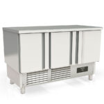 https://donbar.es/wp-content/uploads/2025/12/Mesa-Refrigerada-de-Preparacion-GN-1-1-3-Puertas-Opacas-3-Estantes-264-Litros-Serie-ARGENTUM-925x700x870h-mm-MCF-140-Docriluc.jpg