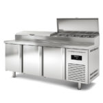https://donbar.es/wp-content/uploads/2025/12/Mesa-Refrigerada-para-Ingredientes-10-Cubetas-GN-1-4-3-Puertas-Opacas-3-Estantes-562-Litros-Serie-ARGENTUM-2020x800x850h-mm-MIE-80-200-Docriluc.jpg