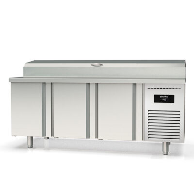 https://donbar.es/wp-content/uploads/2025/12/Mesa-Refrigerada-para-Ingredientes-12-Cubetas-GN-1-4-3-Puertas-Opacas-3-Estantes-380-Litros-Serie-ARGENTUM-2020x700x850h-mm-MIE-60-200-Docriluc.jpg