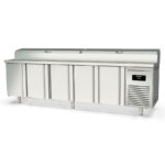 https://donbar.es/wp-content/uploads/2025/12/Mesa-Refrigerada-para-Ingredientes-16-Cubetas-GN-1-4-5-Puertas-Opacas-5-Estantes-686-Litros-Serie-ARGENTUM-2695x700x850h-mm-MIE-70-270-Docriluc.jpg