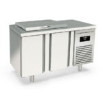 https://donbar.es/wp-content/uploads/2025/12/Mesa-Refrigerada-para-Ingredientes-4-Cubetas-GN-1-4-2-Puertas-Opacas-2-Estantes-255-Litros-Serie-ARGENTUM-1345x700x850h-mm-MSSR-150-Docriluc.jpg