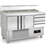 https://donbar.es/wp-content/uploads/2025/12/Mesa-Refrigerada-para-Ingredientes-5-Cubetas-GN1-6-2-Puertas-Opacas-2-Estantes-2-Cajones-169-Litros-Serie-ARGENTUM-925x700x890h-mm-MPP-100-Docriluc.jpg