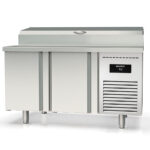 https://donbar.es/wp-content/uploads/2025/12/Mesa-Refrigerada-para-Ingredientes-8-Cubetas-GN-1-4-2-Puertas-Opacas-2-Estantes-245-Litros-Serie-ARGENTUM-1495x700x850h-mm-MIE-60-150-FDocrilucE.jpg