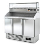 https://donbar.es/wp-content/uploads/2025/12/Mesa-Refrigerada-para-Pizza-5-Cubetas-GN-1-4-3-Puertas-Opacas-3-Estantes-399-Litros-Serie-CRUSTUM-1370x700x970h-mm-MPPCR-140-Docriluc.jpg