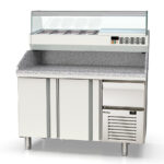 https://donbar.es/wp-content/uploads/2025/12/Mesa-Refrigerada-para-Pizza-6-Cubetas-GN-1-4-2-Puertas-Opacas-2-Estantes-245-Litros-Serie-CRUSTUM-1485x600x850h-mm-MPI-60-150-R-DocrilucND.jpg