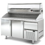 https://donbar.es/wp-content/uploads/2025/12/Mesa-Refrigerada-para-Pizza-6-Cubetas-GN-1-4-2-Puertas-Opacas-Estantes-362-Litros-Serie-CRUSTUM-1495x800x850h-mm-MPI-80-150-R-Docriluc.jpg