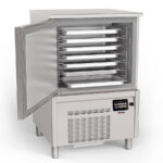 https://donbar.es/wp-content/uploads/2026/01/Abatidor-de-Temperatura-7-Bandejas-GN-1-1-40-7-Bandejas-60-x-40-Serie-DA7N-800x800x1240h-mm-DA7N-Docriluc.jpg
