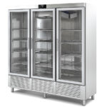https://donbar.es/wp-content/uploads/2026/01/Armario-Expositor-Refrigerado-Acero-Inoxidable-3-Puertas-de-Cristal-1852-Litros-20-Estantes-Serie-NIMBUS-2160x745x2035h-mm-CASRV-210-3-Docriluc.jpg