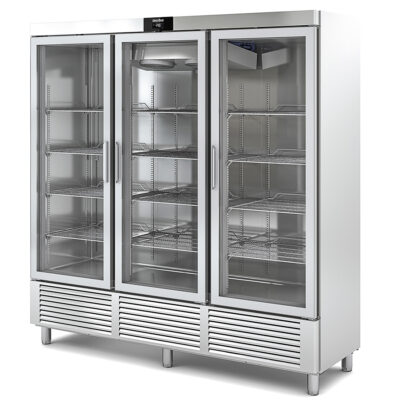 https://donbar.es/wp-content/uploads/2026/01/Armario-Expositor-Refrigerado-Acero-Inoxidable-3-Puertas-de-Cristal-1852-Litros-20-Estantes-Serie-NIMBUS-2160x745x2035h-mm-CASRV-210-3-Docriluc.jpg
