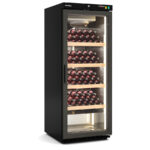 https://donbar.es/wp-content/uploads/2026/01/Armario-Expositor-Refrigerado-para-Vinos-1-Puerta-de-Cristal-240-Litros-60-Botellas-4-Estantes-Serie-AURATA-600x650x1545h-mm-DDAW-400-NI-Docriluc.jpg