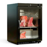 https://donbar.es/wp-content/uploads/2026/01/Armario-de-Maduracion-de-Carne-Negro-1-Puerta-de-Cristal-120-Litros-1-Estante-Serie-VANTA-600x650x900h-mm-DDAV-200-Docrilufc.jpg