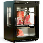 https://donbar.es/wp-content/uploads/2026/01/Armario-de-Maduracion-de-Carne-Negro-1-Puerta-de-Cristal-120-Litros-1-Estante-Serie-VANTA-600x650x900h-mm-DDAV-200-P-Docriluc.jpg