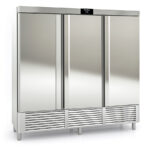 https://donbar.es/wp-content/uploads/2026/01/Armario-de-Refrigeracion-Acero-Inoxidable-3-Puertas-Opacas-1852-Litros-15-Estantes-Serie-NIMBUS-2160x745x2035h-mm-CASR-210-3-Docriluce.jpg