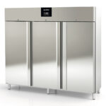 https://donbar.es/wp-content/uploads/2026/01/Armario-de-Refrigeracion-Acero-Inoxidable-3-Puertas-Opacas-9-Estantes-2119-Litros-Serie-MIRAGE-2035x850x2130h-mm-CAGR-210-3-Docriluc.cjpg_.jpg
