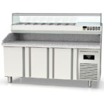 https://donbar.es/wp-content/uploads/2026/01/Mesa-Refrigerada-para-Pizza-9-Cubetas-GN-1-4-3-Puertas-Opacas-562-Litros-Serie-CRUSTUM-2020x800x850h-mm-MPI-80-200-R-Docriluc.jpg