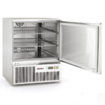 https://donbar.es/wp-content/uploads/2026/02/Escarchador-de-Copas-Acero-Inoxidable-1-Puerta-Opaca-125-Litros-2-EstanteS-Serie-DE-645x640x805h-mm-DEC-140-Docriluc.jpg