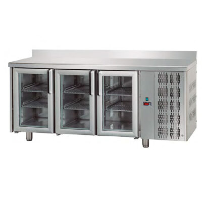 https://donbar.es/wp-content/uploads/2026/03/Mesa-Refrigerada-Acero-Inoxidable-3-Puertas-de-Cristal-300-Litros-1910x600x860h-mm-CSB-600-2000-C-PC-CISABA.jpg