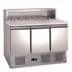https://donbar.es/wp-content/uploads/2026/03/Mesa-Refrigerada-Acero-Inoxidable-para-Ingredientes-8-Cubetas-GN-1-6-150-3-Puertas-Opacas-3-Estantes-400-Litros-1365x700x1010h-mm-GF809-GASFRIT.jpg
