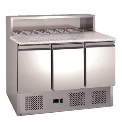https://donbar.es/wp-content/uploads/2026/03/Mesa-Refrigerada-Acero-Inoxidable-para-Ingredientes-8-Cubetas-GN-1-6-150-3-Puertas-Opacas-3-Estantes-400-Litros-1365x700x1010h-mm-GF809-GASFRIT.jpg