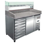 https://donbar.es/wp-content/uploads/2026/03/Mesa-Refrigerada-para-Pizza-GN-1-3-x-3-GN-1-2-x-1-1-Puerta-Opaca-1-Estante-7-Cajones-240-Litros-1510x800x1000h-mm-GF059GF058-GASFRIT.jpg